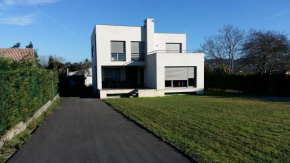 Chalet en Somió con finca independiente